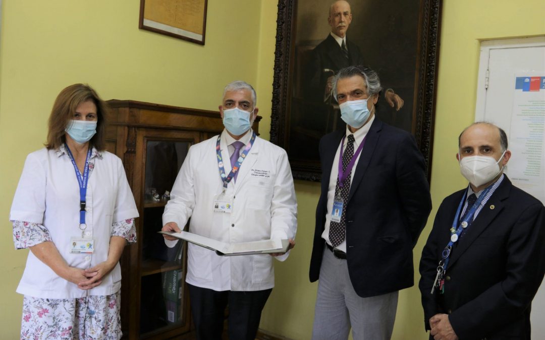 Donación de documento histórico a Hospital Roberto del Río