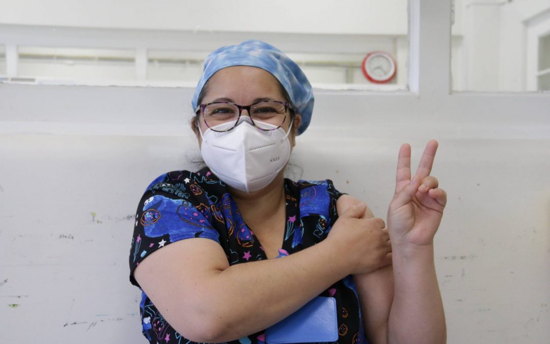 Hospital Roberto del Río inicia vacunación entre sus funcionarios
