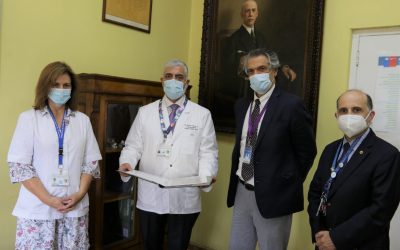 Donación de documento histórico a Hospital Roberto del Río