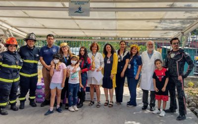 Día del Cáncer Infantil: Pacientes reciben visita de Bomberos de Santiago