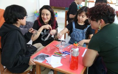 Destacada artista realizó taller de coloreado de fotografía para niños, niñas y adolescentes